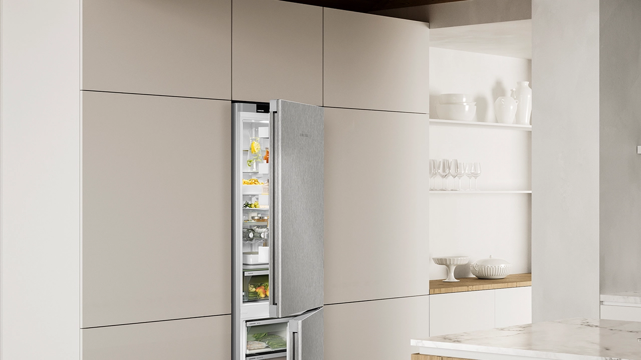 Liebherr CNsff 5703 отдельностоящий холодильник в интерьере кухни, боковой профиль, приоткрытая дверь