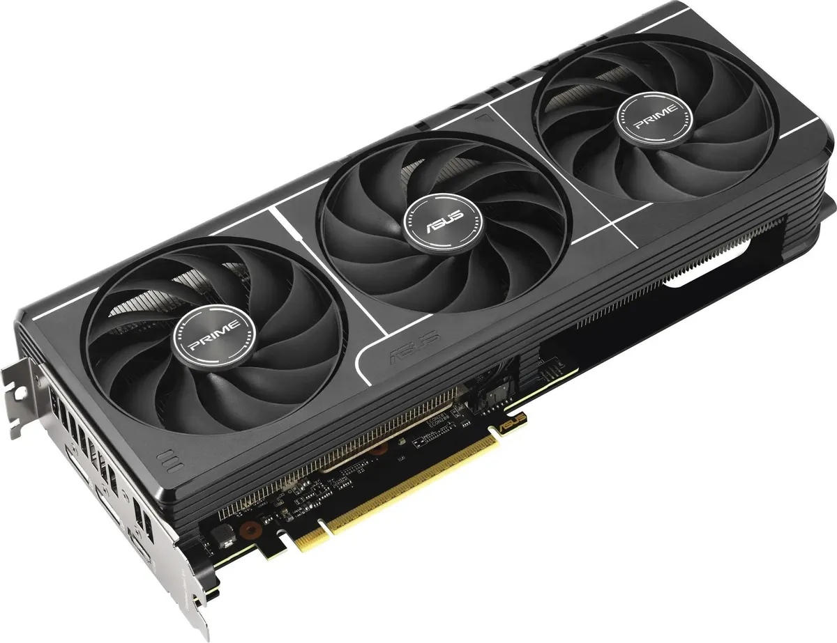 ASUS Radeon RX 9060XT — вид под углом 45°, порты DisplayPort и HDMI на боковой панели, радиатор и золотистый разъём PCI-Express