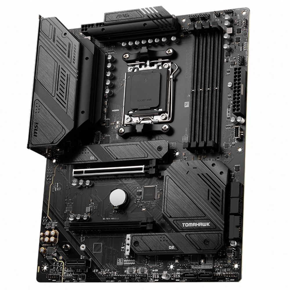 MSI MAG B650 Tomahawk WiFi под углом — открытый сокет AM5 и компоновка основных узлов