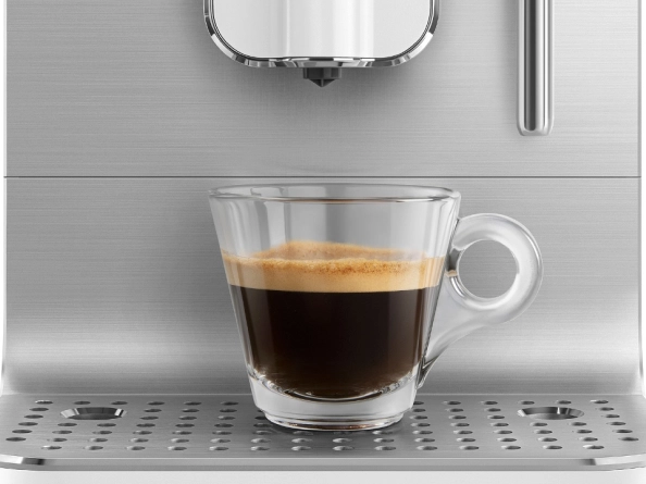 Smeg BCC12WHMEU приготовление эспрессо — диспенсер и чашка под дозатором