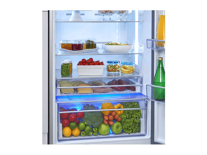 Beko B1RCNK272G внутренняя организация холодильной камеры с продуктами на стеклянных полках