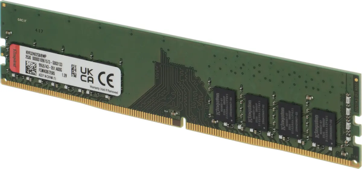 Kingston Value RAM KVR32N22S8/8WP DDR4 8 ГБ 3200 МГц — вид сбоку, золотистые контакты и наклейка производителя