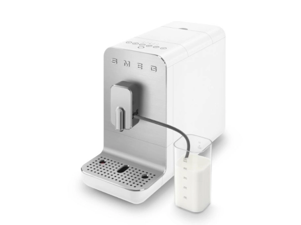 Smeg BCC13WHMEU боковой вид со съёмным молочным контейнером и системой очистки