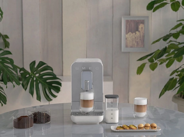 Smeg BCC13BLMEU черный — полный вид кофемашины с молочником и аксессуарами