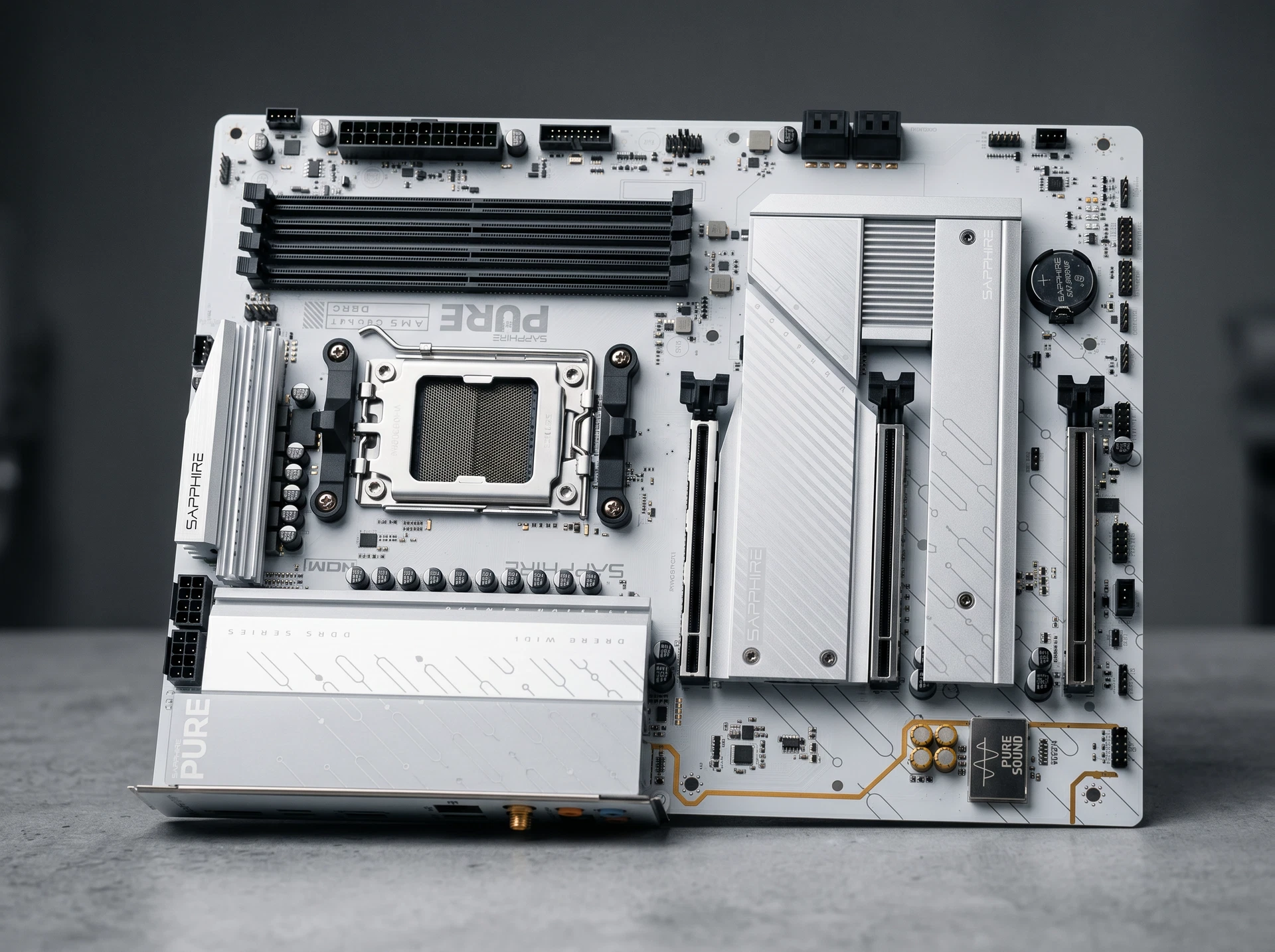 Материнская плата Sapphire Pure B850a Wifi 7, Socket AM5, AMD B850, ATX, RTL [52123-11-40G] - фото в интерьере