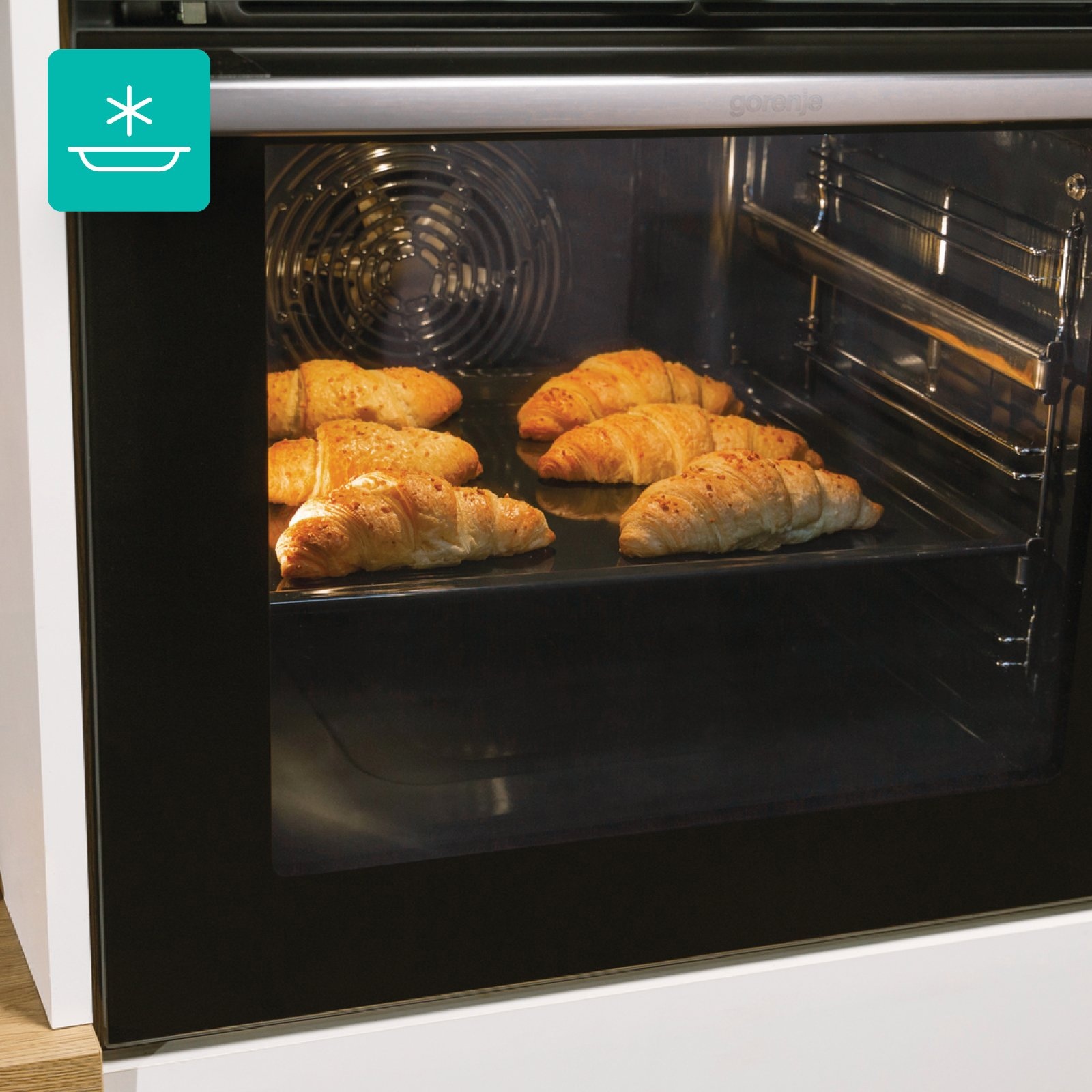 Gorenje BO6735E02BK раздвижная полка с курицей — удобный доступ к камере 77 л при готовке