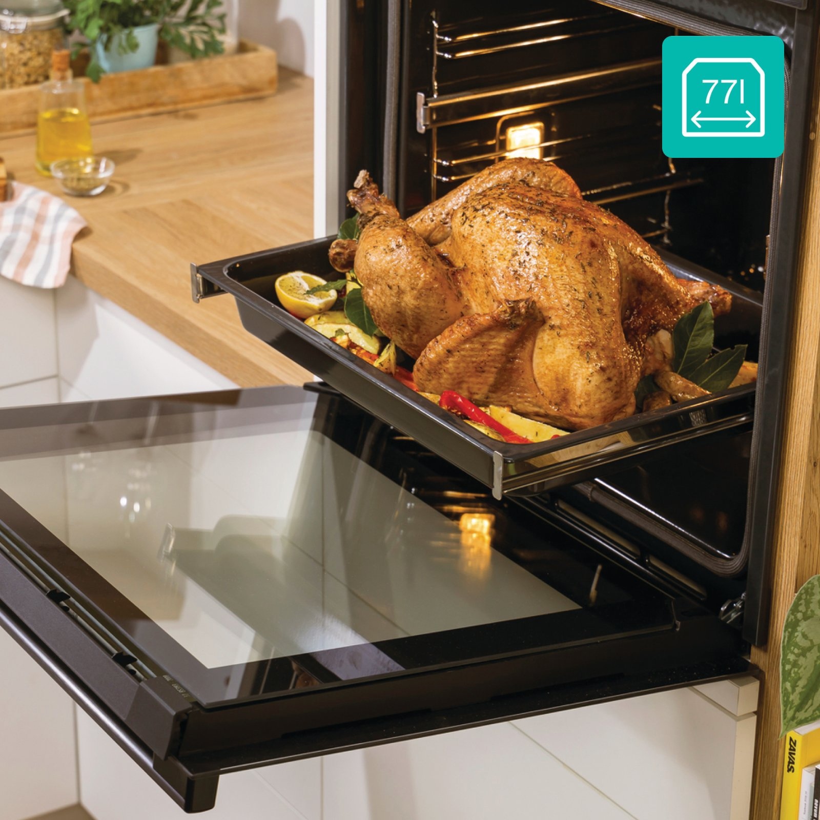 Gorenje BO6735E02BK выдвинутая решётка с курицей — доступ к камере и вместимость встраиваемого шкафа