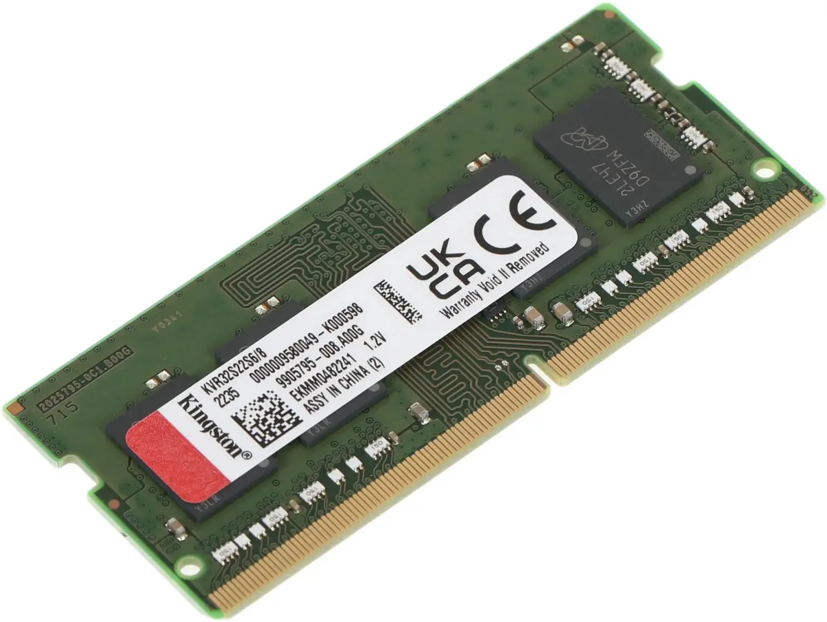 Kingston Value KVR32S22S6/8 SODIMM — золотые контакты и маркировка модуля под углом
