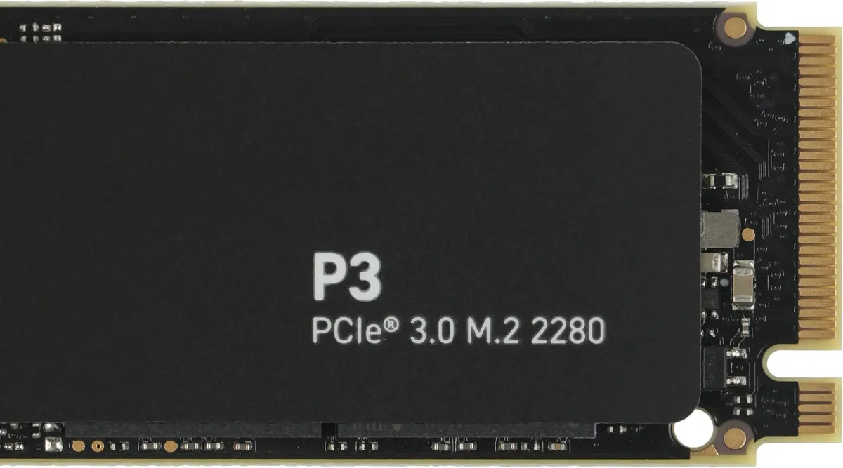 Crucial P3 CT4000P3SSD8 вид сбоку — полная длина накопителя M.2 2280, контакты и электронные компоненты на кромке