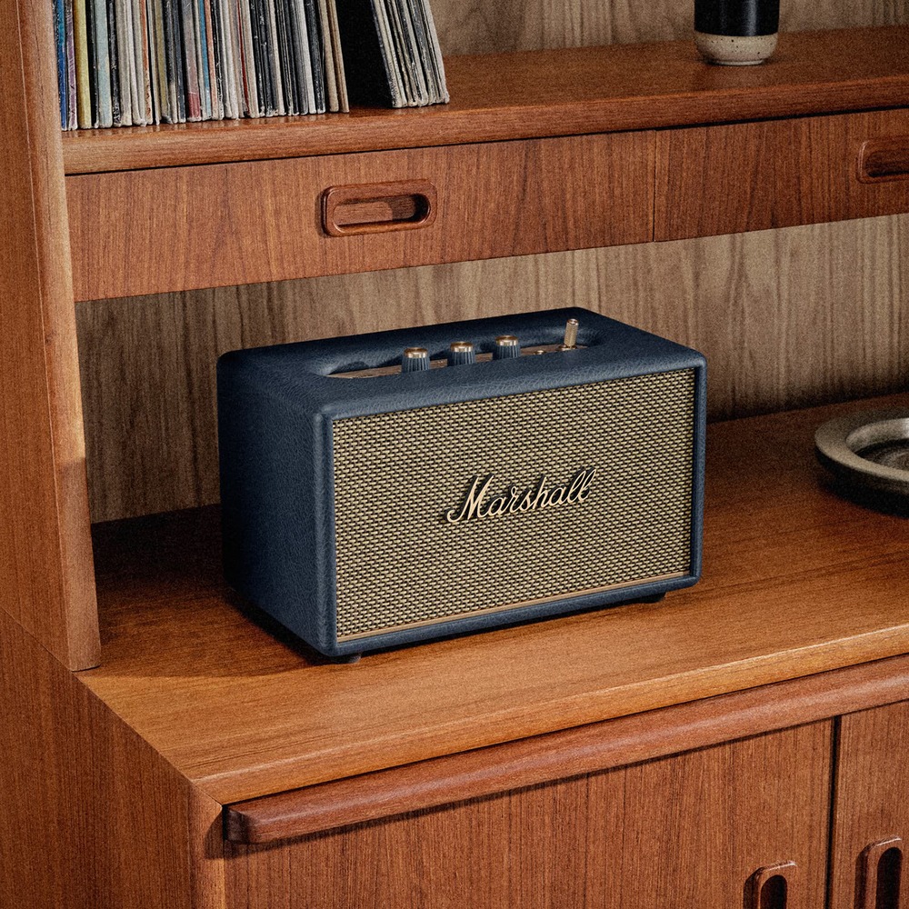 Marshall Acton III Midnight Blue вид спереди на деревянной полке в интерьере