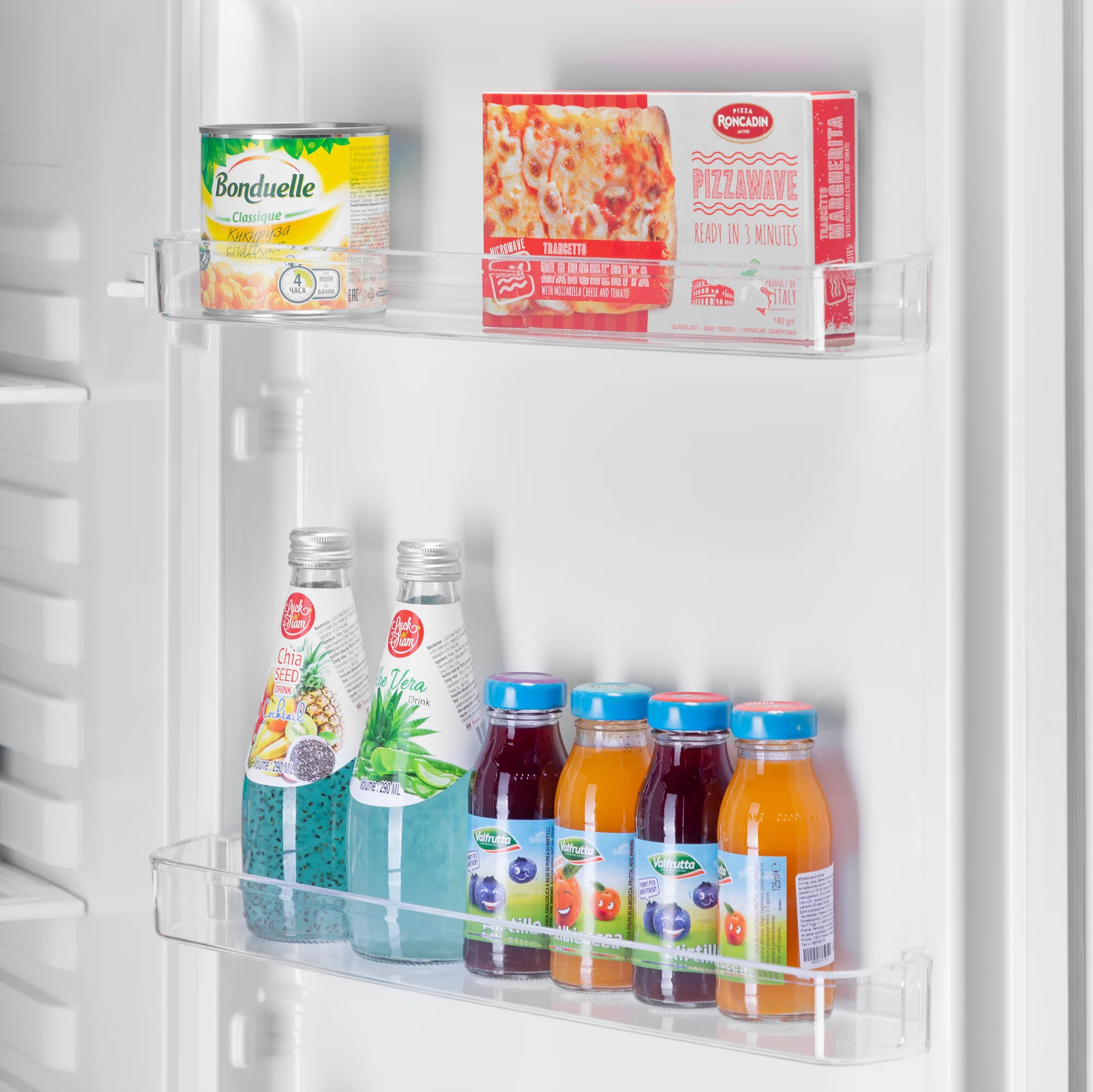 Maunfeld MFF177NFSE внутренний вид — полки с продуктами, напитками и соками