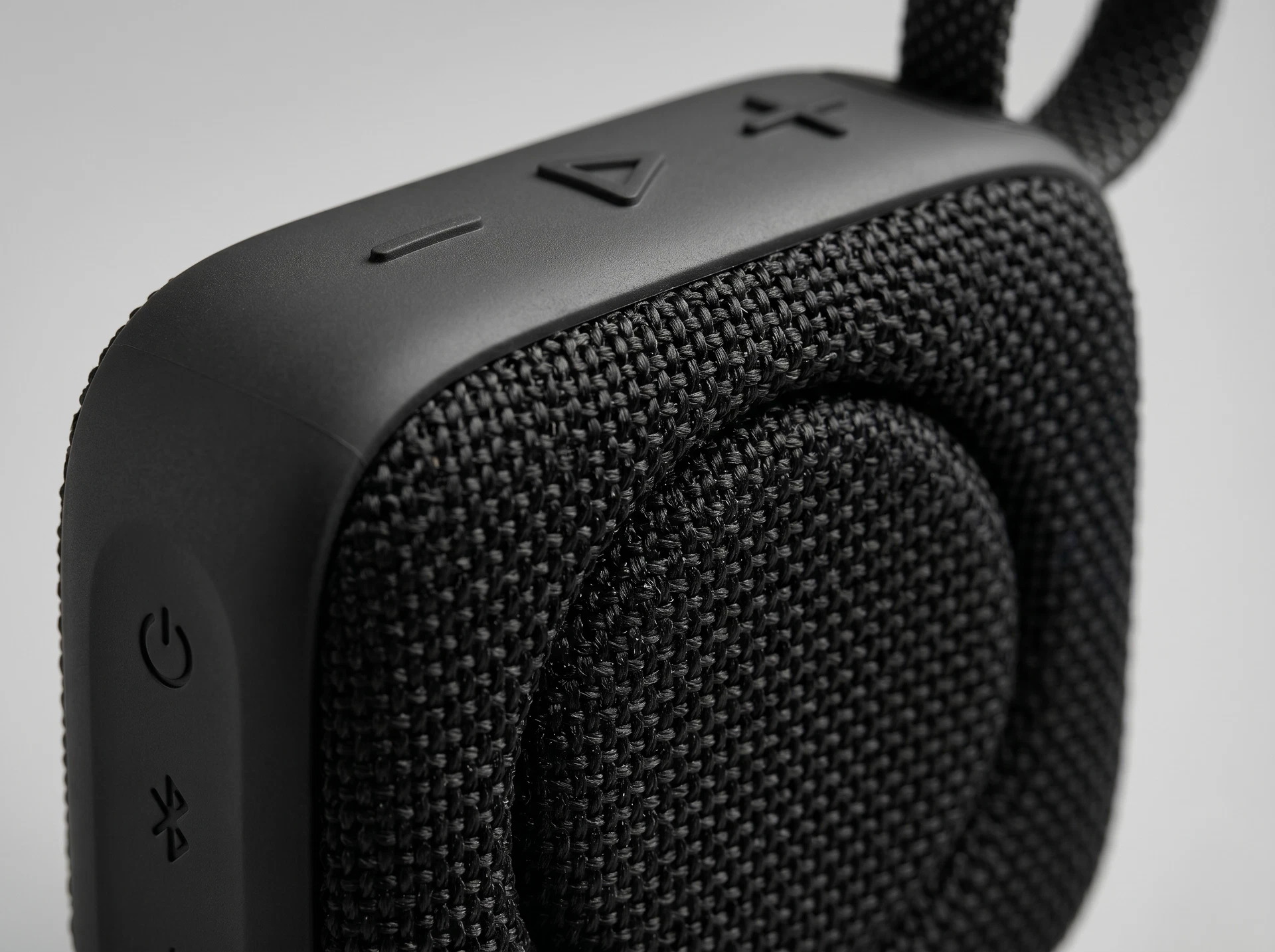 JBL Go 4 чёрная &mdash; корпус из ткани и пластика, вид на органы управления