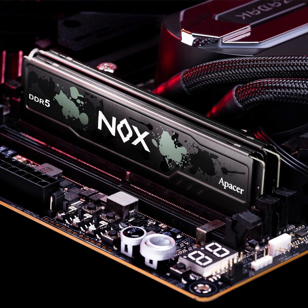 Apacer NOX DDR5 AH5U32G64C552MBAA-2 установлена на материнскую плату, вид под углом, радиатор с логотипом NOX