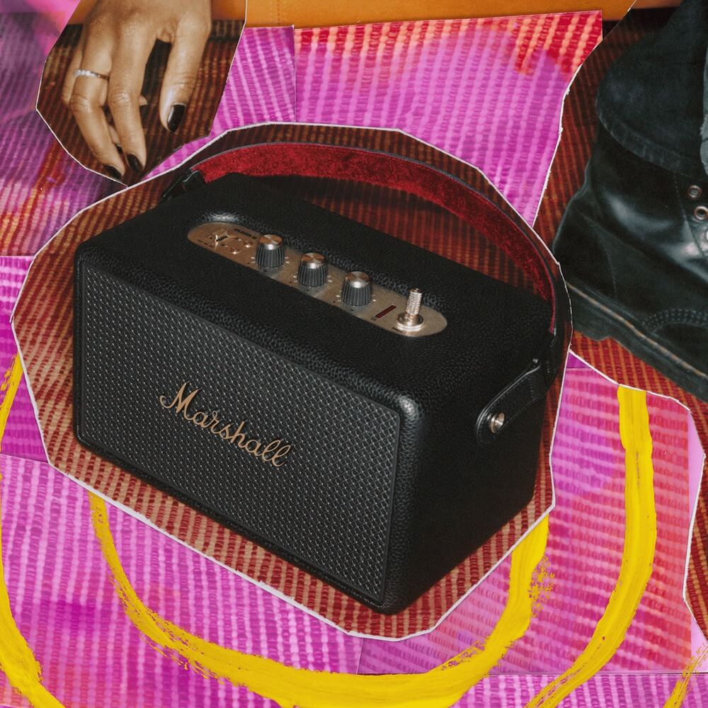 Marshall Kilburn III Black and Brass &mdash; вид спереди, текстурированная панель и три ручки управления