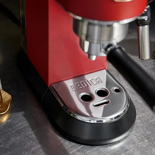 De Longhi EC685.R панель управления крупным планом, кнопки и индикаторы