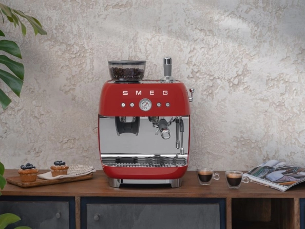 Smeg EGF03PGEU кофемашина зелёная на столе с молочником и чашкой