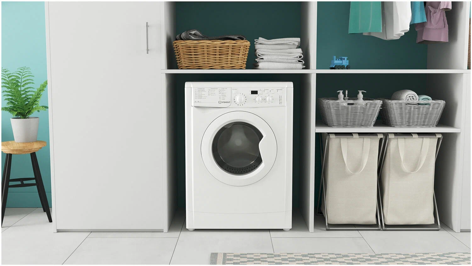 Indesit IWSD 6105 CIS L &mdash; белая стиральная машина в прачечной с открытыми полками