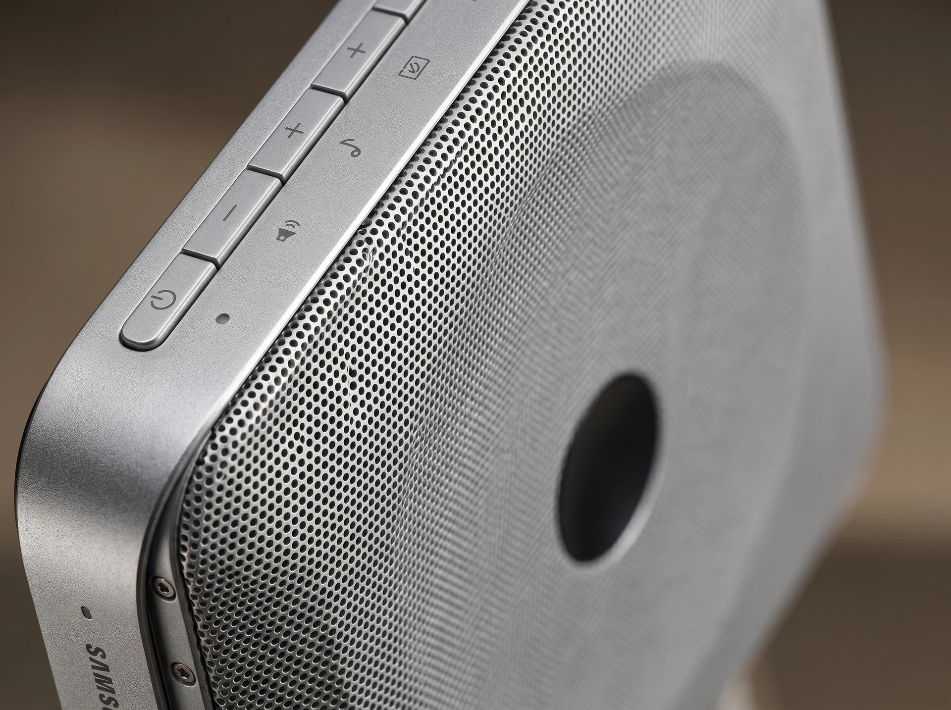 Samsung HW-LS71H в интерьере &mdash; минималистичный дизайн без кабелей на виду
