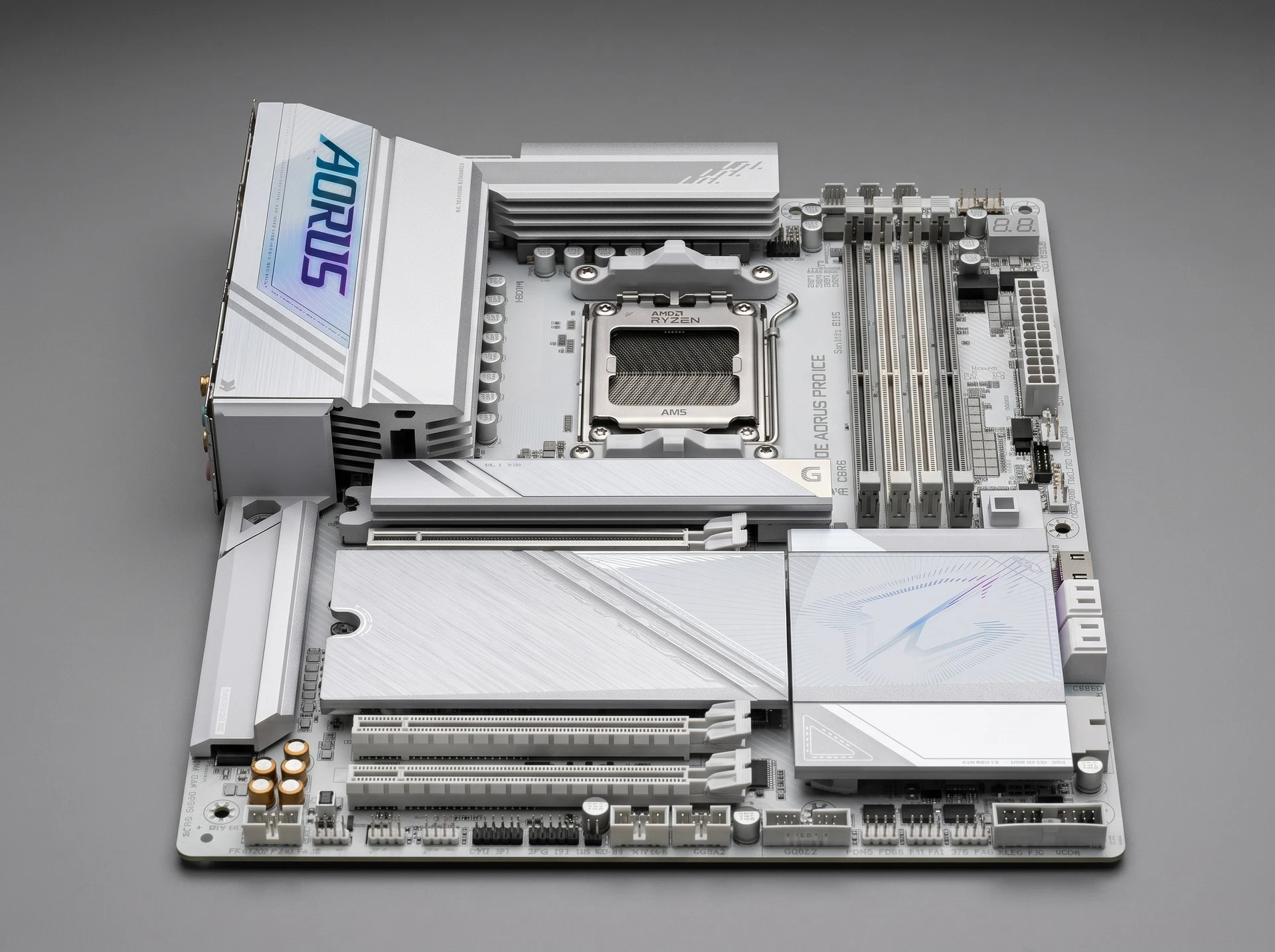 Материнская плата Gigabyte X870e Aorus Pro Ice, Socket AM5, AMD X870E, ATX, RTL - фото в интерьере