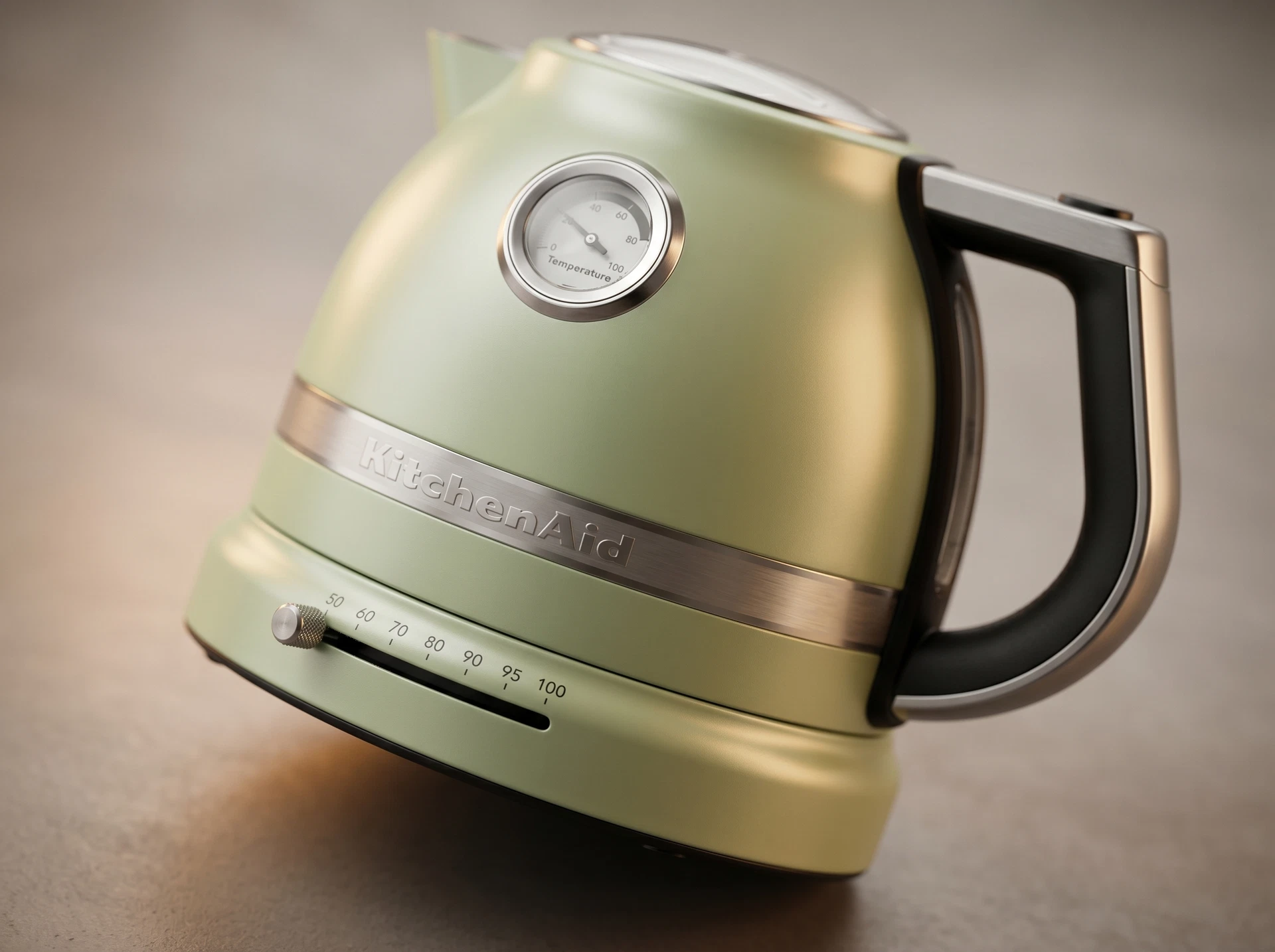 KitchenAid 5KEK1522EPT фисташковый — детали корпуса и ручки, вид в интерьере