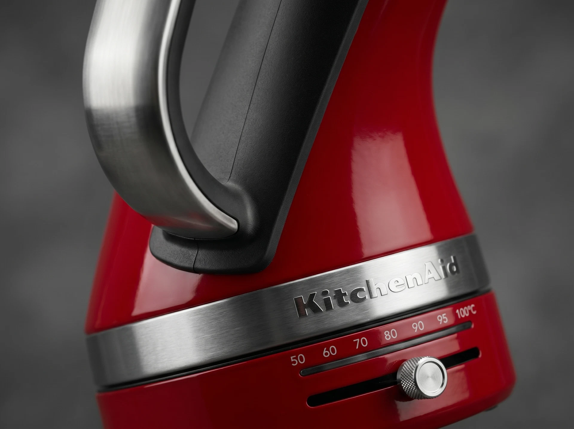 KitchenAid 5KEK1701EER красный чайник в интерьере современной кухни