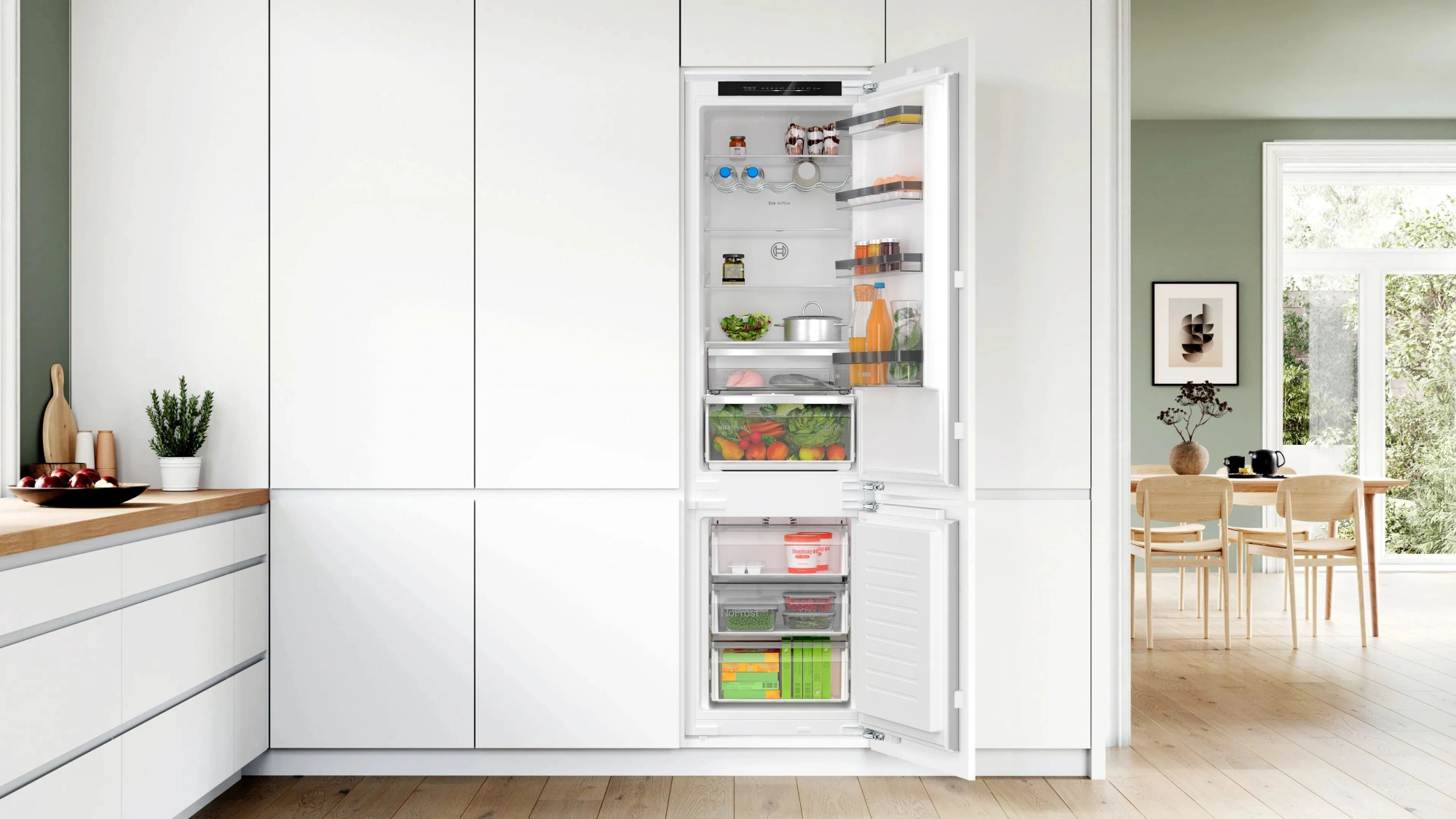 Bosch KIN96VFD0 встроен в кухонный гарнитур — открытая дверь, полки с продуктами, морозильная камера снизу