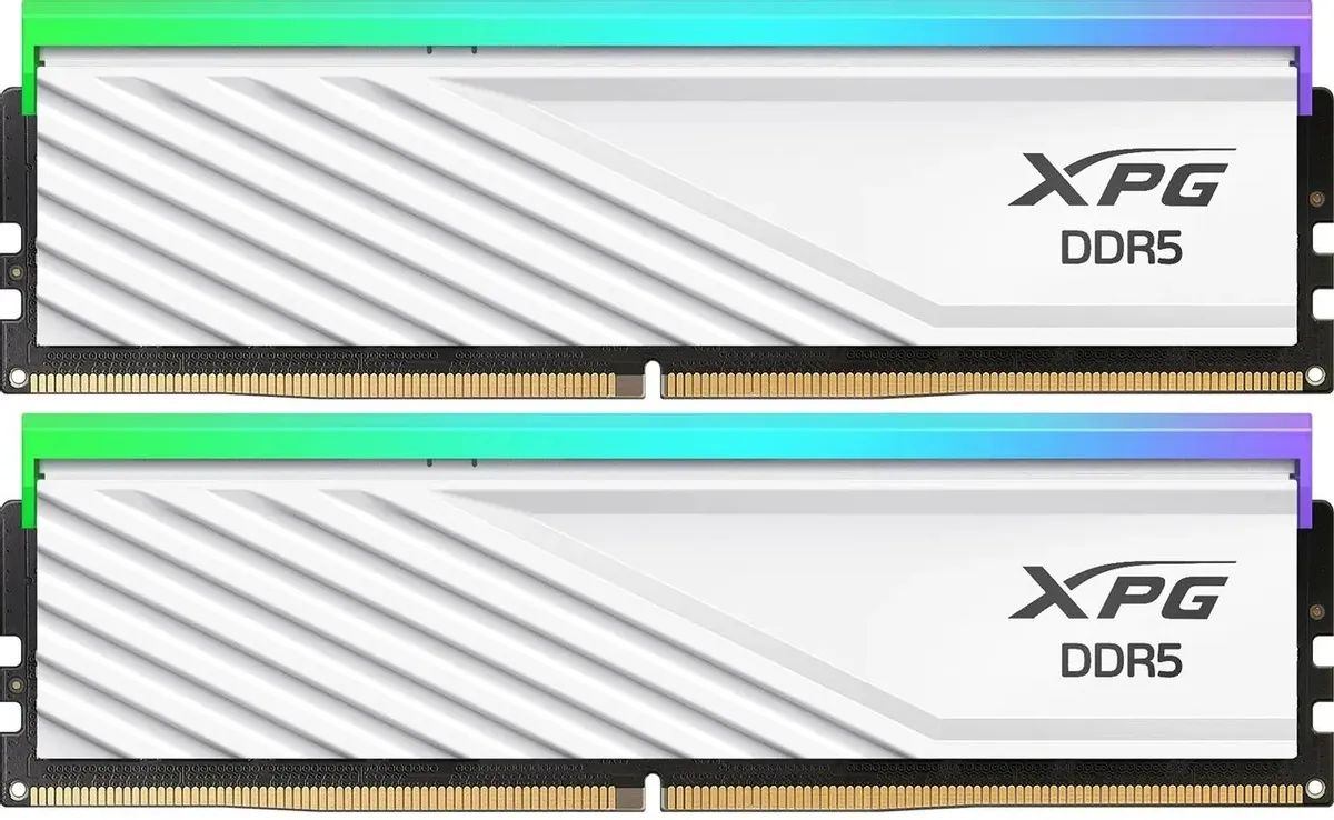 ADATA Lancer Blade RGB DDR5 белый радиатор с диагональным паттерном и RGB-подсветкой вид спереди