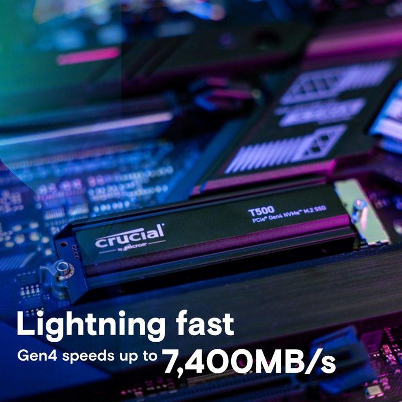 Crucial T500 в слоте M.2 с подписью скорости передачи данных Gen4 до 7400 МБ/с