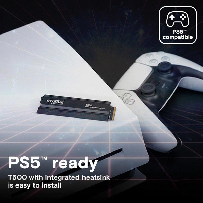 Crucial T500 рядом с консолью PS5 — совместимость, встроенный радиатор и простота установки