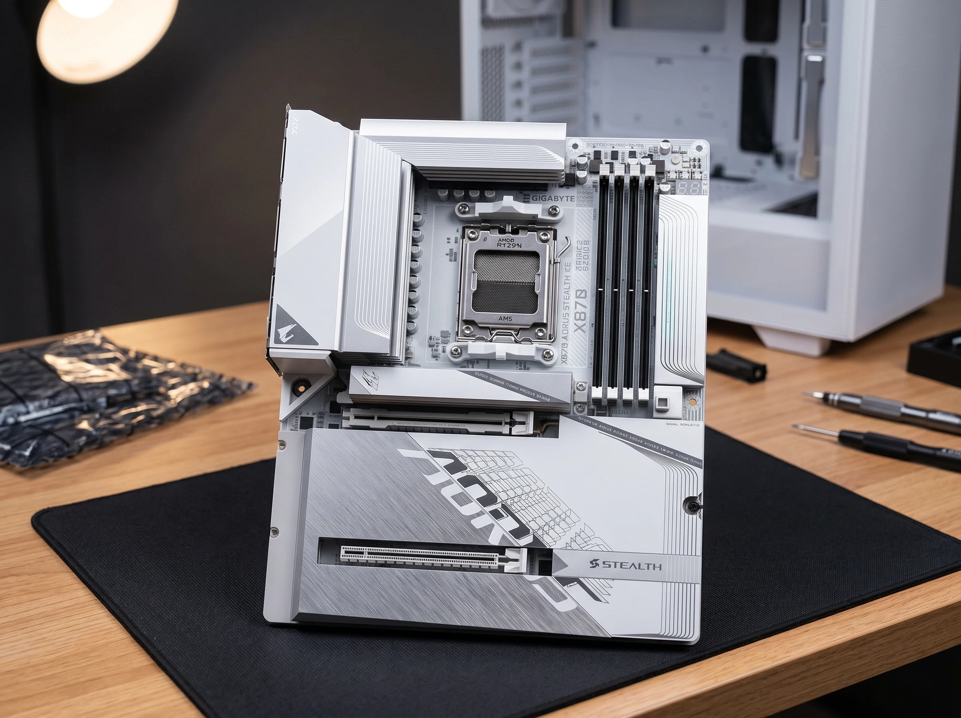 Материнская плата Gigabyte X870 Aorus Stealth Ice, Socket AM5, AMD X870, ATX, RTL - фото в интерьере