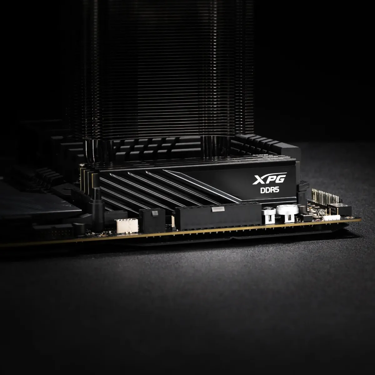 ADATA Lancer Blade AX5U6000C3416G-DTLABBK DDR5 чёрный радиатор профиль вид сбоку
