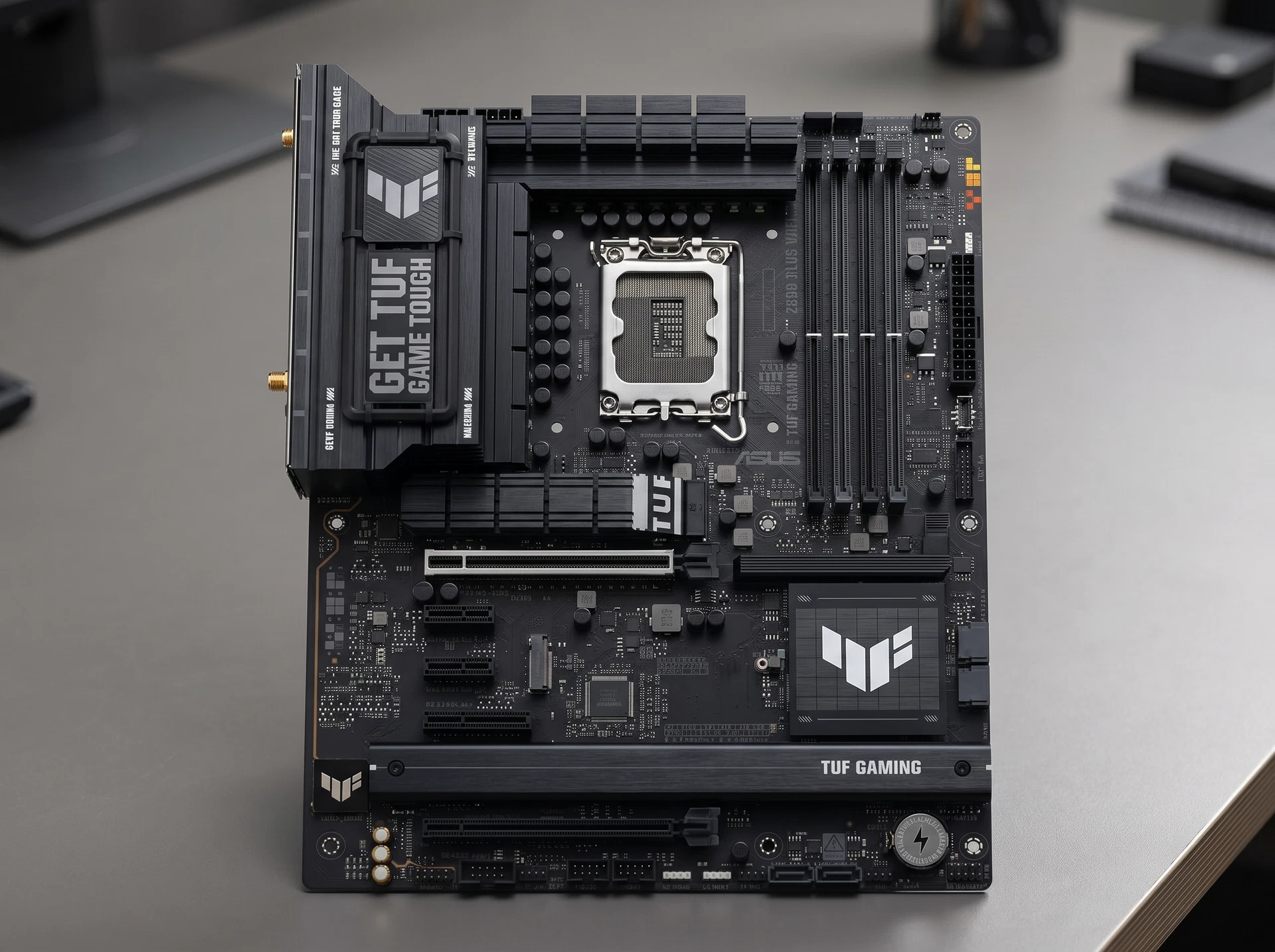 Материнская плата Asus TUF Gaming Z890-plus Wifi, Socket LGA 1851, Intel Z890, ATX, RTL [90MB1IQ0-M0EAY0] - фото в интерьере