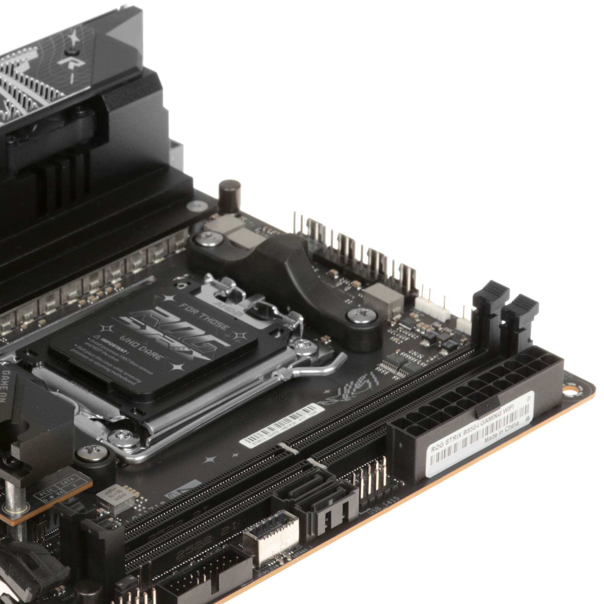 ASUS ROG Strix B850-I Gaming WiFi разъёмы M.2 и слот PCIe 5.0 x16 крупным планом