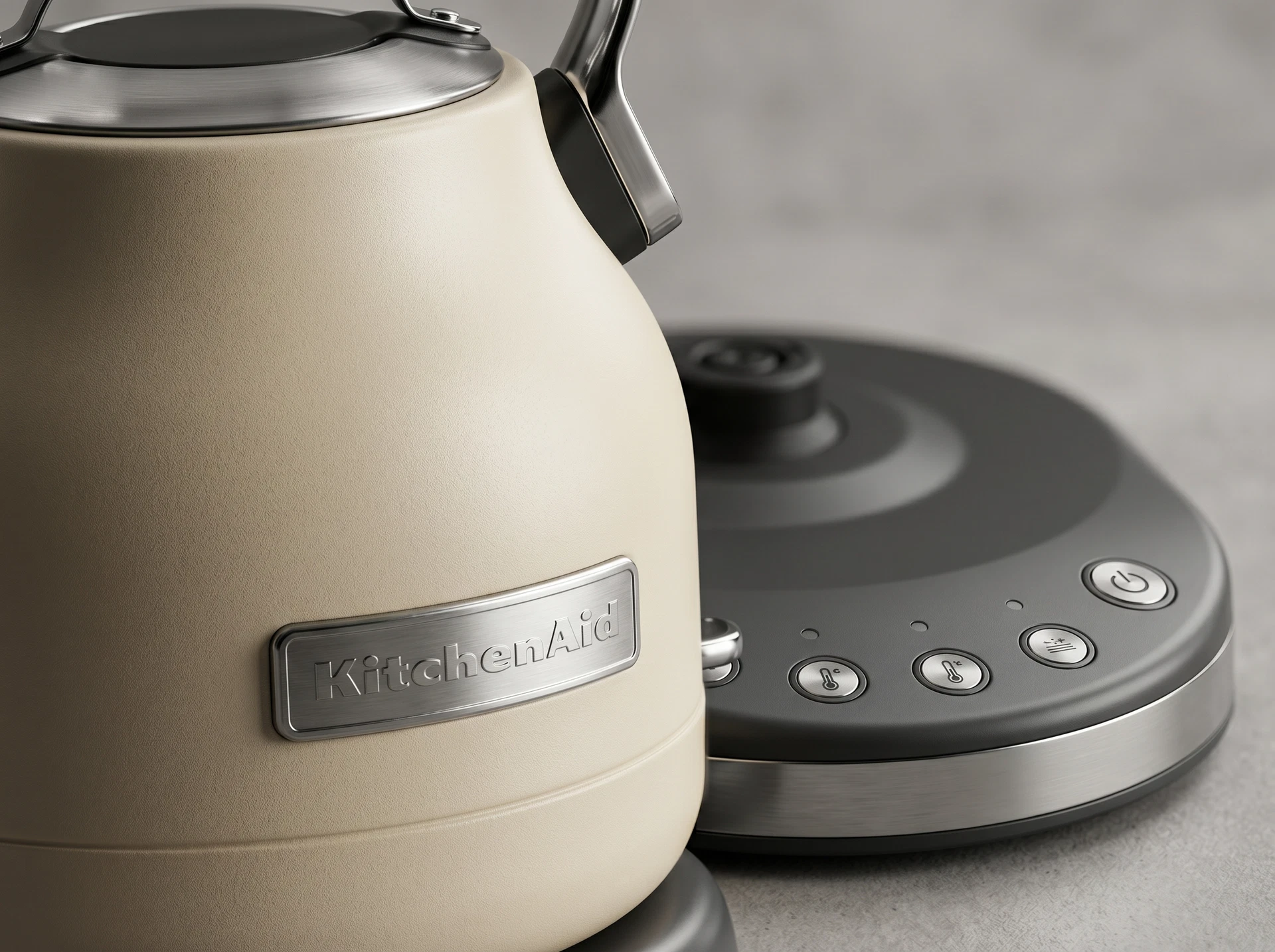 KitchenAid 5KEK1222EAC бежевый — детали корпуса из нержавеющей стали, дизайн в ретро-стиле