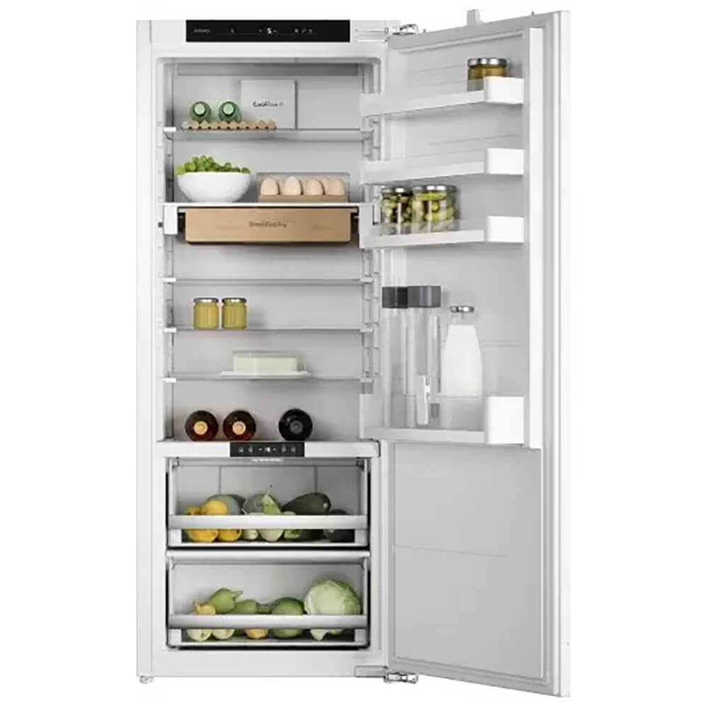 Asko R31442I встраиваемый холодильник с открытой дверью &mdash; продукты на стеклянных полках, панель управления