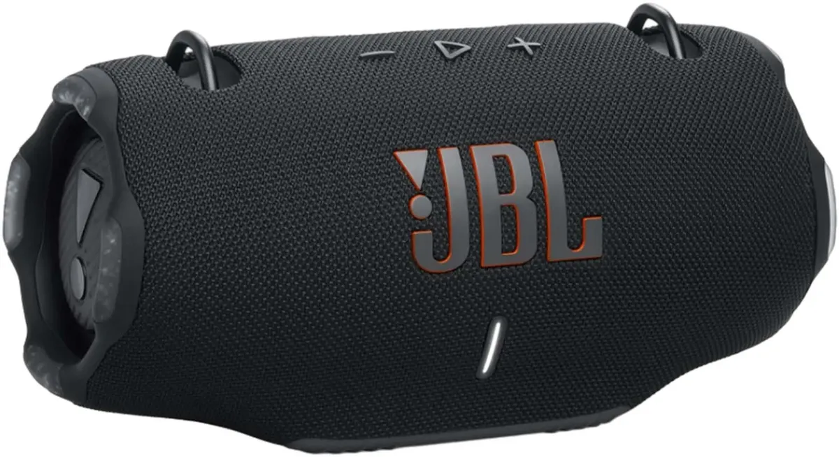 JBL Xtreme 4 Black вид сбоку — тканевый корпус, кнопки управления и индикатор зарядки