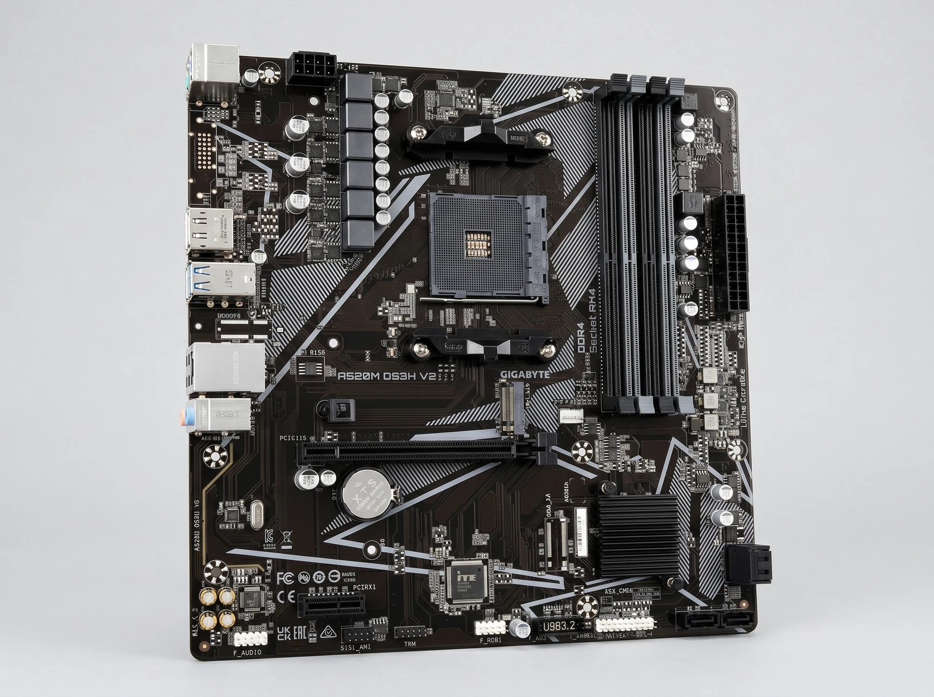 GIGABYTE A520M DS3H V2 в компактном Micro-ATX корпусе — вид сборки