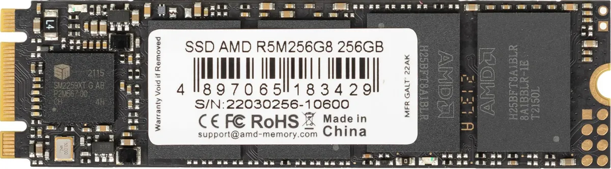 AMD Radeon R5 R5M256G8 256ГБ — обратная сторона платы, микросхемы и этикетка с характеристиками