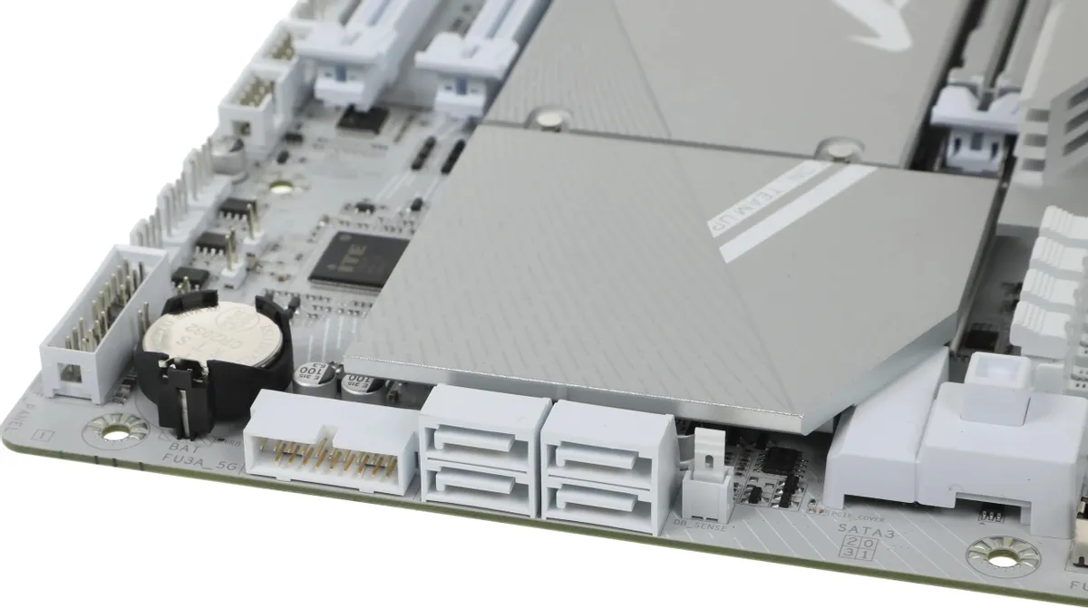 Gigabyte X870 Aorus Elite Wifi7 Ice — разъёмы SATA, питание 24-pin и 8-pin на нижней части платы