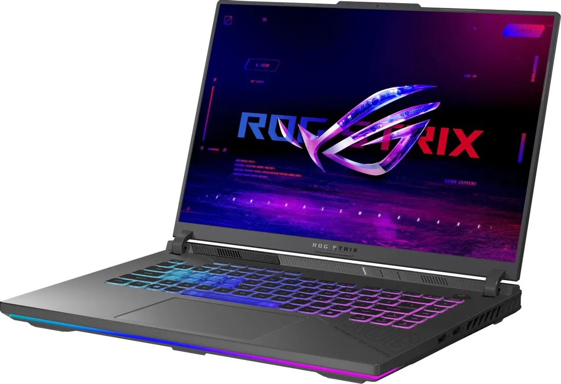 ASUS ROG Strix G16 G614PR-RV089 дизайн корпуса с RGB-подсветкой — вид спереди под углом