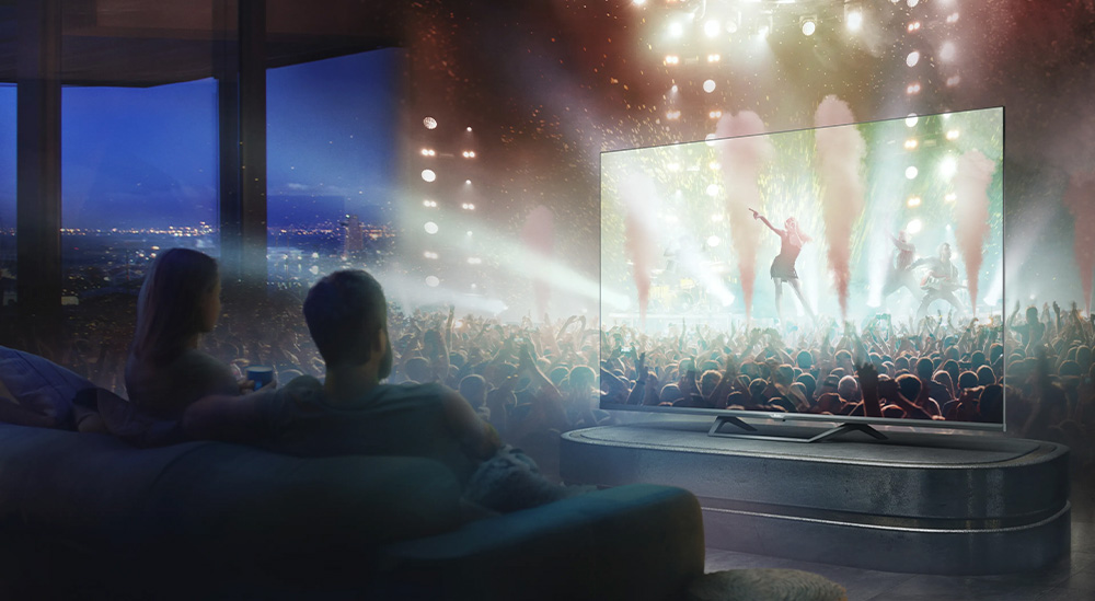 Семья смотрит телевизор Haier 50 Smart TV S2 Pro с трансляцией концерта в домашней обстановке
