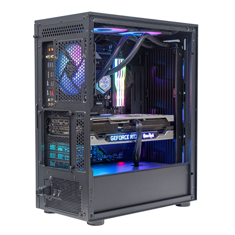 SilverStone FARA 512Z внутреннее пространство с видеокартой, материнской платой и системой охлаждения