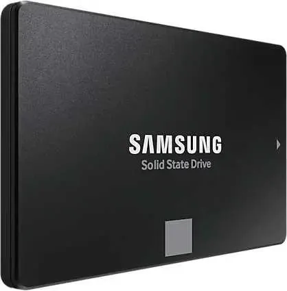 Samsung 870 EVO — вид под углом, корпус и боковая часть с разъёмами SATA