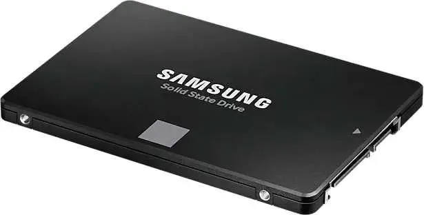 Samsung 870 EVO — крепёжные отверстия и разъёмы SATA, вид в перспективе