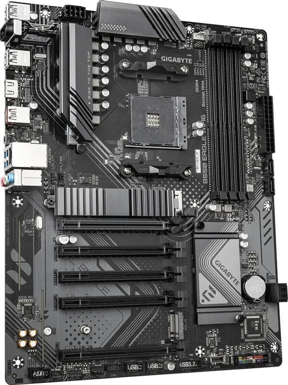 GIGABYTE B550 EAGLE WIFI6 вид спереди — сокет AM4, слоты DDR4, разъёмы SATA и USB