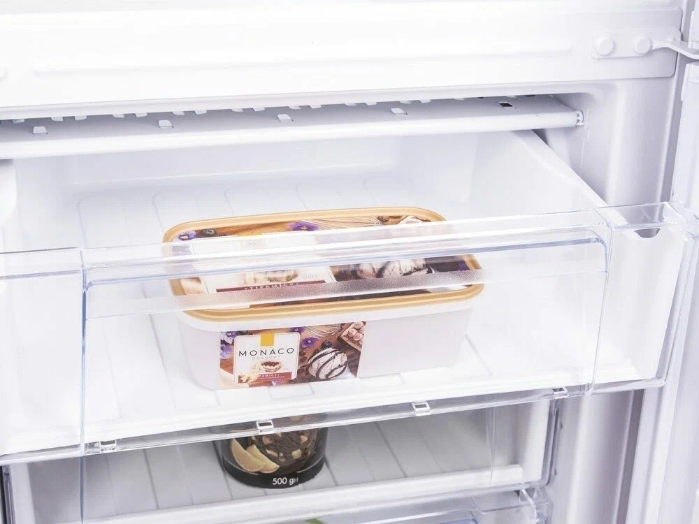 Hotpoint HT 5180 AB внутреннее пространство — полки и ящики с продуктами
