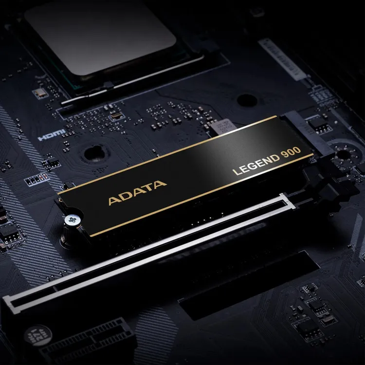ADATA Legend 900 2ТБ установлен на материнской плате рядом с процессором и кулером
