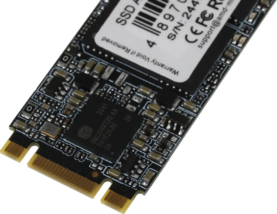 AMD Radeon R3MS0240G8 M.2 SSD угловой вид &mdash; ключи разъёма и компоненты платы