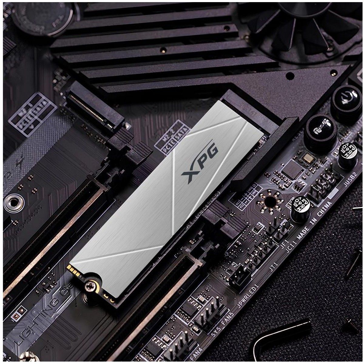 ADATA XPG Gammix S60 2TB установлен в слот M.2 на материнской плате с системой охлаждения