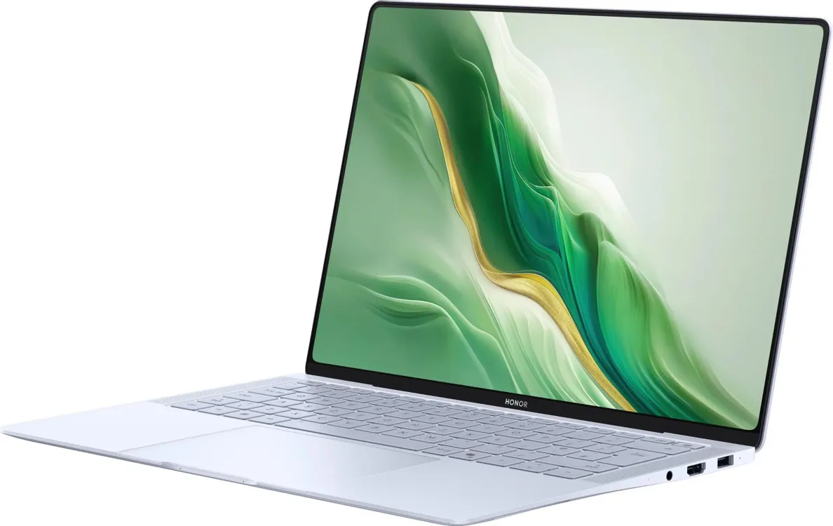 Honor MagicBook Art 14 вид спереди-сбоку — тонкий алюминиевый корпус и клавиатура с подсветкой